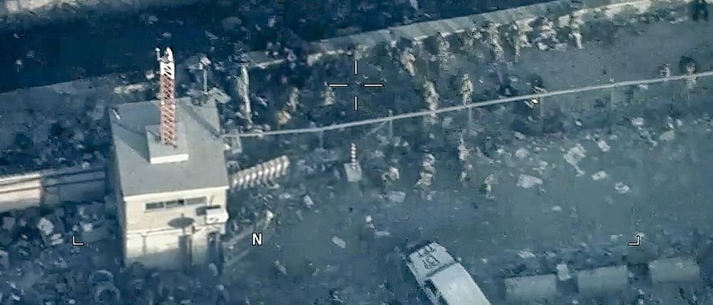 Afghanistan, Kabul: Dieses Bild aus einem vom Verteidigungsministerium veröffentlichten Video zeigt US-Marines am 26. August 2021 am Abbey Gate vor dem internationalen Flughafen Hamid Karzai in Kabul, Afghanistan, nachdem ein Selbstmordattentäter eine Explosion ausgelöst hatte.