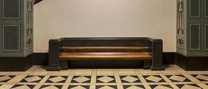 Holzbank im Retro Stil in der Vorhalle vom Rathaus Spandau, Berlin, Deutschland *** Wooden bench at Retro Style in the entrance hall from City Hall Spandau, Berlin, Germany 1020921030