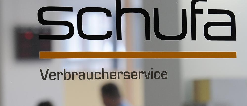 Das Logo der Schufa an der Geschäftsstelle der Schufa Holding AG. 