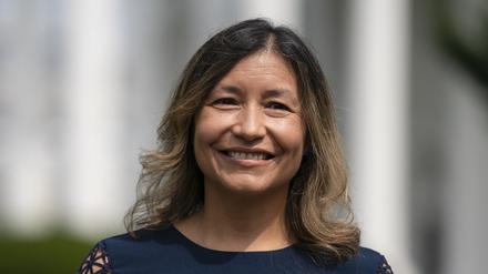 Die Direktorin für zwischenstaatliche Angelegenheiten des Weißen Hauses, Julie Chavez Rodriguez, steht  vor dem Weißen Haus in Washington.