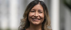 Die Direktorin für zwischenstaatliche Angelegenheiten des Weißen Hauses, Julie Chavez Rodriguez, steht  vor dem Weißen Haus in Washington.