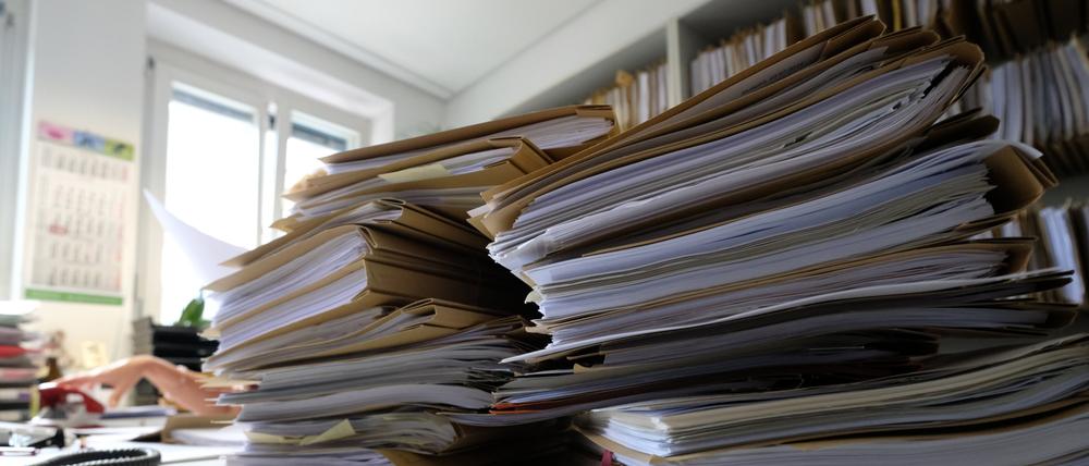Akten liegen auf einem Tisch.