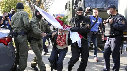 19.09.2020, Belarus, Minsk: Polizeibeamte versuchen Nina Bahinskaya, eine 73 Jahre alte Frau, am Rande einer Demonstration gegen die Wahlergebnisse in Belarus wegzutragen. Trotz Gewaltandrohung durch die Polizei in Belarus (Weißrussland) haben sich Frauen in Minsk zu einem neuen Protestmarsch gegen Staatschef Lukaschenko versammelt. Foto: Uncredited/TUT.by/dpa +++ dpa-Bildfunk +++