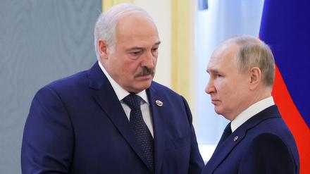Der belarussische Machthaber Alexander Lukaschenko neben seinem russischen Amtskollegen Wladimir Putin