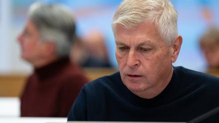 Rupert Stadler (l, in der Unschärfe), ehemaliger Vorstandsvorsitzender der Audi AG, und der Mitangeklagte Wolfgang Hatz, ehemaliger Audi-Ingenieur Forschungs- und Entwicklungsvorstand bei Porsche sowie Leiter der Aggregateentwicklung bei Volkswagen, sitzen im Sitzungssaal des Landgericht München auf ihren Plätzen.