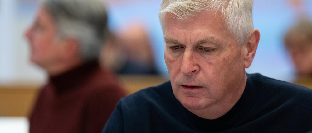 Rupert Stadler (l, in der Unschärfe), ehemaliger Vorstandsvorsitzender der Audi AG, und der Mitangeklagte Wolfgang Hatz, ehemaliger Audi-Ingenieur Forschungs- und Entwicklungsvorstand bei Porsche sowie Leiter der Aggregateentwicklung bei Volkswagen, sitzen im Sitzungssaal des Landgericht München auf ihren Plätzen.