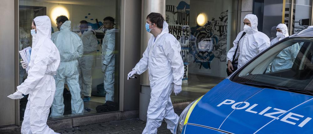Nach der Attacke in einem Duisburger Fitnessstudio mit vier Schwerverletzten ist die Spurensicherung erneut mit massivem Personal im Gebäude.