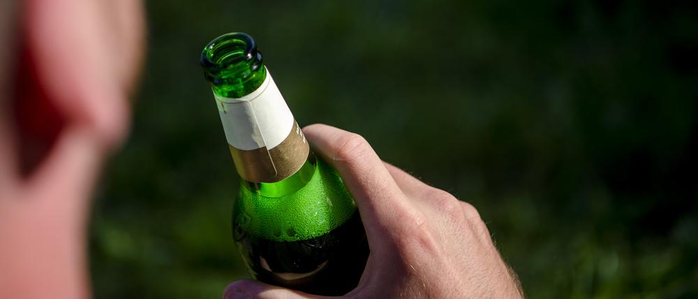 Die Sucht nach Alkohol und Co. ist eine schwere Erkrankung (Symbolbild).