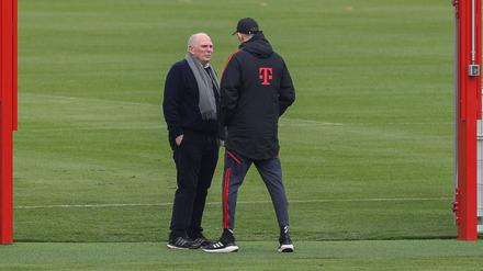 Bayerns Ehrenpräsident Uli Hoeneß (l.) und und Trainer Thomas Tuchel