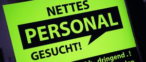 NETTES PERSONAL GESUCHT - 25h, 30h, oder 35h, dringend. Bewerbungen bitte hier im Laden - Werbung für einen Arbeitsplatz - Berlin, Deutschland, DEU, Germany, GER, 22.11.2022 - Berlin Bezirk Mitte: Aufkleber an einem Schaufenster: Werbung für Mitarbeitersuche. *** NICE PERSONNEL WANTED 25h, 30h, or 35h, urgent applications please here in the store advertising a job Berlin, Germany, DEU, Germany, GER, 22 11 2022 Berlin Bezirk Mitte sticker on a shop window advertising employee search