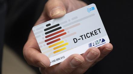 Ein «D-Ticket» im Chipkartenformat wird anlässlich des Verkaufsstarts des Deutschlandtickets im Frankfurter Hauptbahnhof auf einem Pressetermin gezeigt.