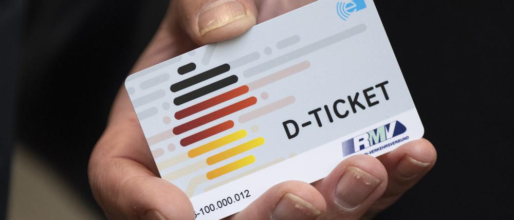 Ein Deutschlandticket als Chipkarte.