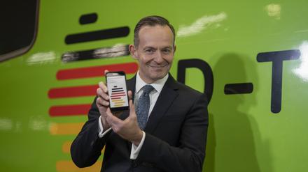 Bundesverkehrsminister Volker Wissing sieht das Deutschlandticket als große Errungenschaft (Archivbild).
