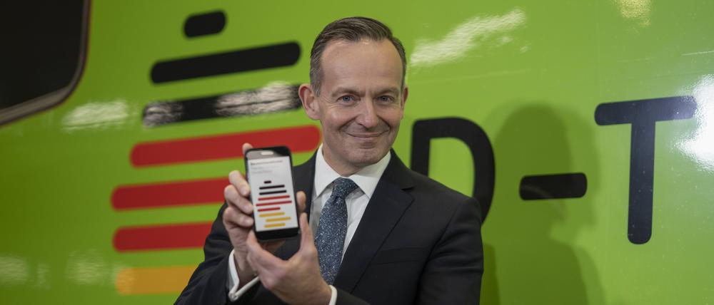 Bundesverkehrsminister Volker Wissing sieht das Deutschlandticket als große Errungenschaft (Archivbild).