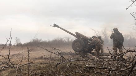 Artilleristen des 24. Sturmbataillons Aidar schießen aus einer 122-mm-Haubitze D-30 auf russische Stellungen bei Bachmut (Archivbild).