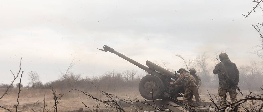 Artilleristen des 24. Sturmbataillons Aidar schießen aus einer 122-mm-Haubitze D-30 auf russische Stellungen bei Bachmut (Archivbild).