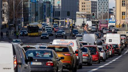 Lange Staus und stockender Verkehr im Stadtzentrum Berlin Mitte. 