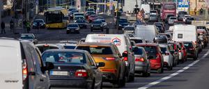 Lange Staus und stockender Verkehr im Stadtzentrum Berlin Mitte.