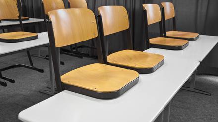 Braune Stühle, braunes Gedankengut? Das berichten Lehrer aus einer Schule in Südbrandenburg. 