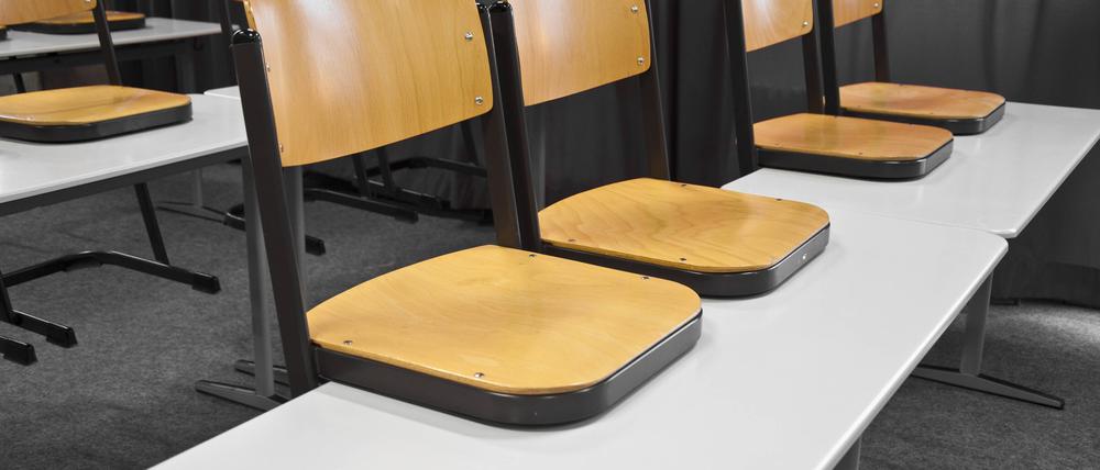 Braune Stühle, braunes Gedankengut? Das berichten Lehrer aus einer Schule in Südbrandenburg. 