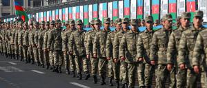 Angehörige der aserbaidschanischen Streitkräfte begehen in einer Prozession den Jahrestag des zweiten Bergkarabach-Krieges 2020.