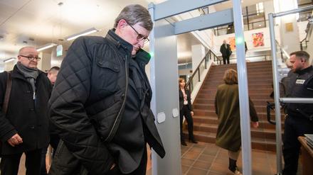 Kardinal Rainer Maria Woelki wartet im Foyer des Landgerichts vor der Sicherheitsschleuse.