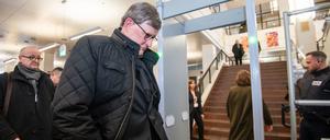 Kardinal Rainer Maria Woelki wartet im Foyer des Landgerichts vor der Sicherheitsschleuse.