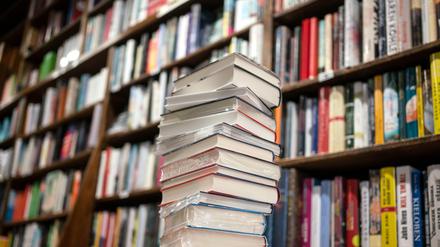 Ein Stapel neuer Bücher liegt auf einem Verkaufstisch in einer Buchhandlung im Stadtteil Bornheim. (zu dpa Zweiter Lockdown belastet Jahresbilanz des Buchhandels) +++ dpa-Bildfunk +++