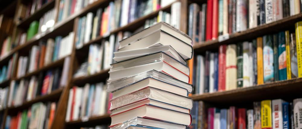 Ein Stapel neuer Bücher liegt auf einem Verkaufstisch in einer Buchhandlung im Stadtteil Bornheim. (zu dpa Zweiter Lockdown belastet Jahresbilanz des Buchhandels) +++ dpa-Bildfunk +++