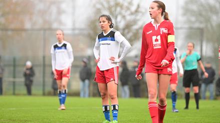 Herthas Svenja Poock (re.) ist Kapitänin ihres Teams. Doch auch für sie könnten Duelle wie mit dem Hamburger SV in dieser Saison bald der Vergangenheit angehören. 