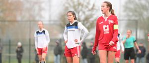 Herthas Svenja Poock (re.) ist Kapitänin ihres Teams. Doch auch für sie könnten Duelle wie mit dem Hamburger SV in dieser Saison bald der Vergangenheit angehören. 