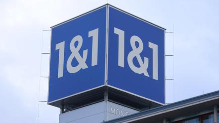 Das Firmenlogo auf dem Dach des Firmengebäudes des Internet- und Mobilfunkunternehmens 1&1.
