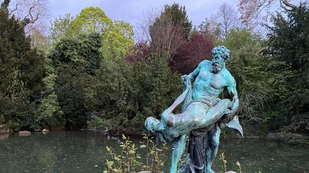 1896 entstandene Bronzeskulptur „Der seltene Fang“ von Ernst Gustav Herter im Viktoriapark.