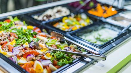 Mehr Gemüse, weniger Fleisch und viel Bio: Agrarminister Özdemir möchte, dass Kantinen, Mensen oder Krankenhäuser gesünderes Essen anbieten. Doch selbst in der Regierung gäbe es noch einiges zu tun.