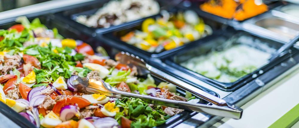 Mehr Gemüse, weniger Fleisch und viel Bio: Agrarminister Özdemir möchte, dass Kantinen, Mensen oder Krankenhäuser gesünderes Essen anbieten. Doch selbst in der Regierung gäbe es noch einiges zu tun.