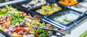 Mehr Gemüse, weniger Fleisch und viel Bio: Agrarminister Özdemir möchte, dass Kantinen, Mensen oder Krankenhäuser gesünderes Essen anbieten. Doch selbst in der Regierung gäbe es noch einiges zu tun.