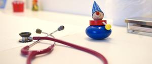 ARCHIV - 23.08.2016, Berlin: Ein Stethoskop und Kinderspielzeug liegen in einer Kinderarztpraxis auf einem Tisch. (zu dpa «Kinderärzte in Berlin haben Nachwuchssorgen») Foto: Britta Pedersen/zb/dpa +++ dpa-Bildfunk +++