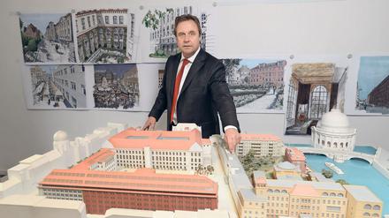 Ernst Freiberger vor einem Modell des Forums an der Museumsinsel. 