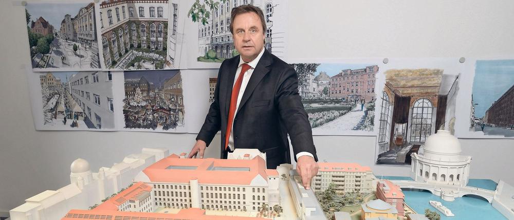 Ernst Freiberger vor einem Modell des Forums an der Museumsinsel.