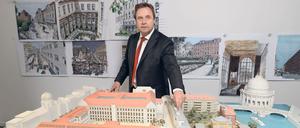 Ernst Freiberger vor einem Modell des Forums an der Museumsinsel. 