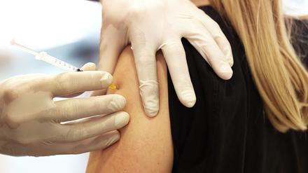 Der Hausarzt Tim Koop impft in seiner Praxis ein zwölfjähriges Mädchen mit dem Serum von Biontech/Pfizer.