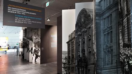 SS-Parade und Spielmannszug vor der Gestapo-Zentrale: Blick in die Ausstellung. 