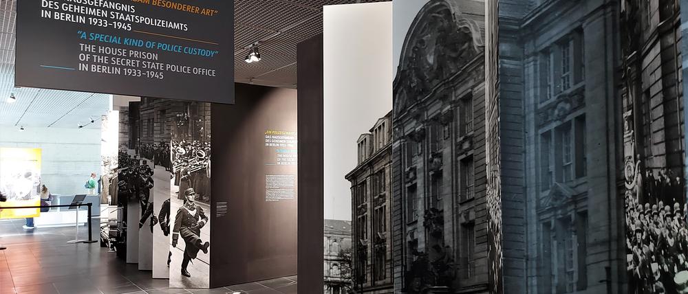 SS-Parade und Spielmannszug vor der Gestapo-Zentrale: Blick in die Ausstellung.