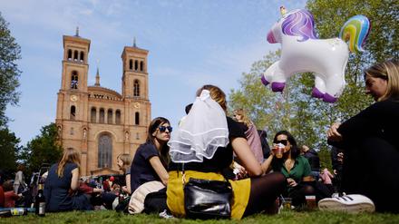 Besucher des 16. MyFest auf dem Mariannenplatz im Berliner Stadtteil Kreuzberg snapshot-photography/K.M.Krause *** Visitors of the 16 MyFest on Mariannenplatz in Berlins Kreuzberg district snapshot photography K M Krause  