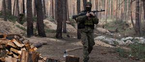 Russische Soldaten in ihren Stellungen bei Kreminna.