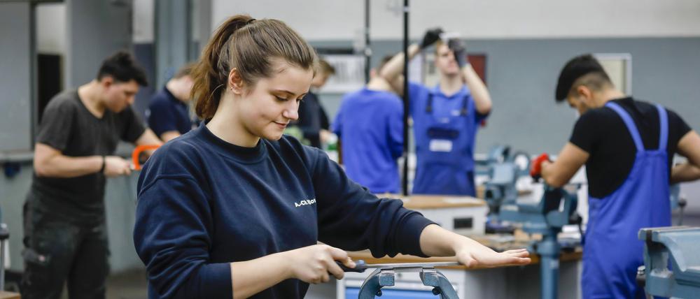 Remscheid, Nordrhein-Westfalen, Deutschland: Auszubildende in Metallberufen.