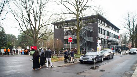 Noch immer grosser Menschenandrang vor dem Türkischen Generalkonsulat in Berlin.