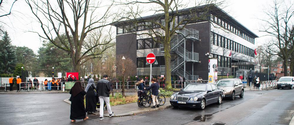 Noch immer grosser Menschenandrang vor dem Türkischen Generalkonsulat in Berlin.