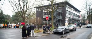 Noch immer grosser Menschenandrang vor dem Türkischen Generalkonsulat in Berlin.