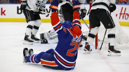 Trifft sogar im Sitzen. Leon Draisaitl feiert ein Tor.